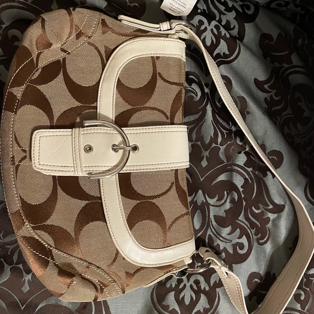 Coach logo handbag (like new)